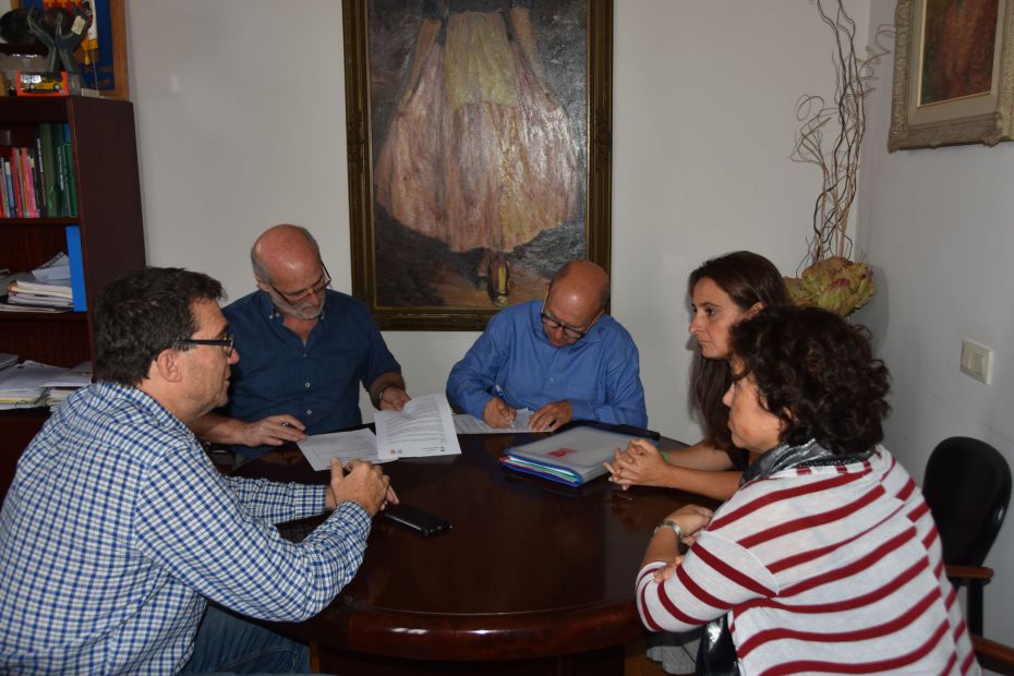 1505231371La signatura del conveni dels responsables politics de l'Ajuntament amb els membres d'IDFO-UGT comarques gironines. .jpg